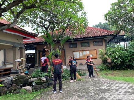 Pembersihan di Lingkungan Kantor Desa Pemuteran